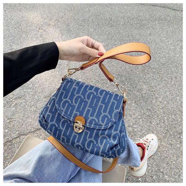 cloud-wrapped soft leather madame small bag single shoulder slant handbag women day clutches bag lady crossbody
cloud-wrapped soft leather madame small bag single shoulder slant handbag women day clutches bag lady crossbody