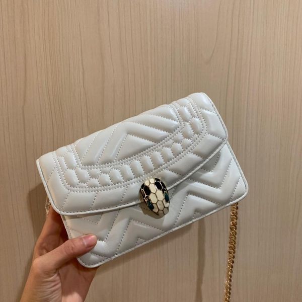 simple and beautiful, the new single-shoulder bags with metallic decoration and pure color is to transport around the world
simple and beautiful, the new single-shoulder bags with metallic decoration and pure color is to transport around the world