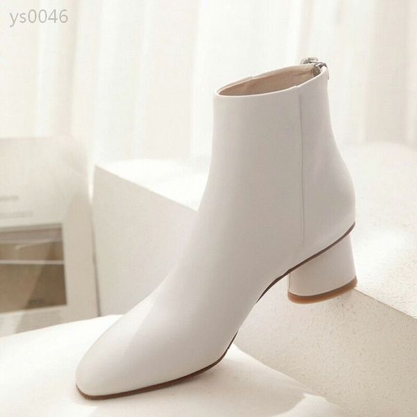 fashionable zipper generous thick heel martin boots female autumn and winter new leather high-heeled black short tube women's boots
fashionable zipper generous thick heel martin boots female autumn and winter new leather high-heeled black short tube women's boots