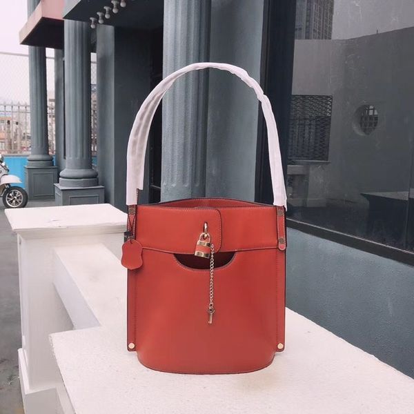 2020 new arrival women luxury designer bag handbags genuine calf leather bucket shoulder bag with lock and key
2020 new arrival women luxury designer bag handbags genuine calf leather bucket shoulder bag with lock and key