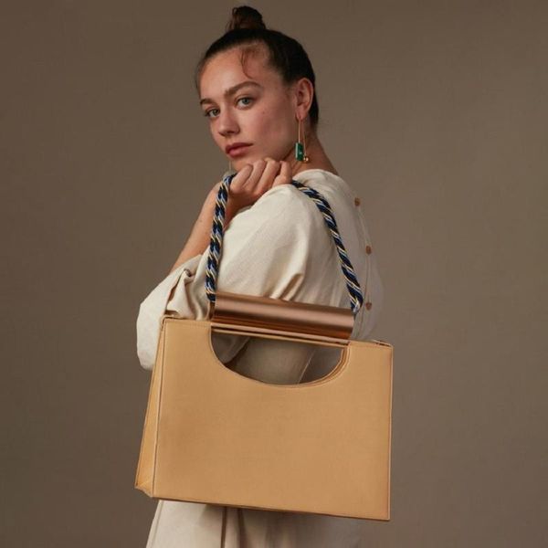 2020 casual cylindrical metal handbags women large capacity shoulder bags pu leather ladies hand bags women trapezoidal t
2020 casual cylindrical metal handbags women large capacity shoulder bags pu leather ladies hand bags women trapezoidal t