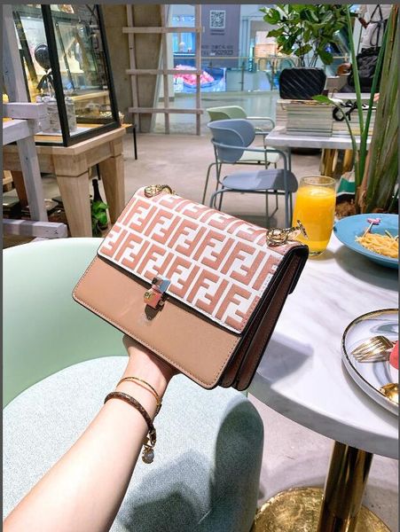 2020 женская классическая сумка наплечная сумка классический дамский модный рюкзак классическая горячая распродажа сумка через плечо дикий р 
2020 женская классическая сумка наплечная сумка классический дамский модный рюкзак классическая горячая распродажа сумка через плечо дикий р