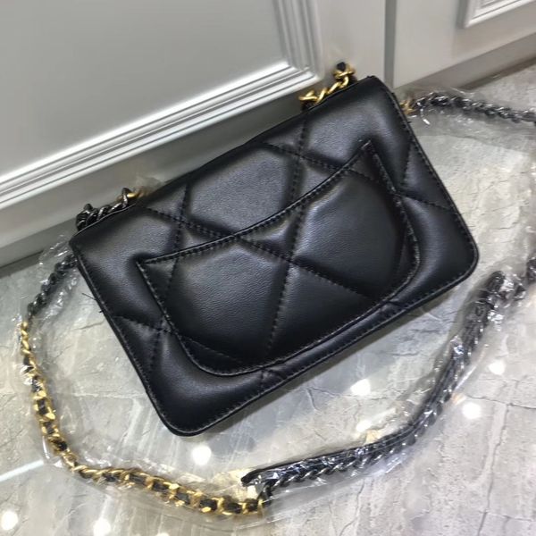 spot 2019 winter new european and american style leather handbag solid color small square package lingge 
spot 2019 winter new european and american style leather handbag solid color small square package lingge