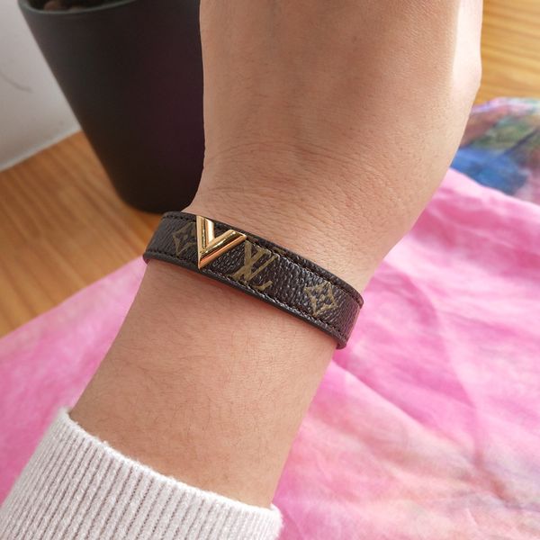 european and american popular leather bangle selling wild brown size adjustable buttons classic luxury bracelets gifts jewelry, Black
european and american popular leather bangle selling wild brown size adjustable buttons classic luxury bracelets gifts jewelry, Black