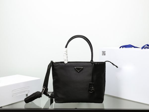 bags leather material classic pattern steel metal accessories middle zipper center new bag genuine leather original single
bags leather material classic pattern steel metal accessories middle zipper center new bag genuine leather original single