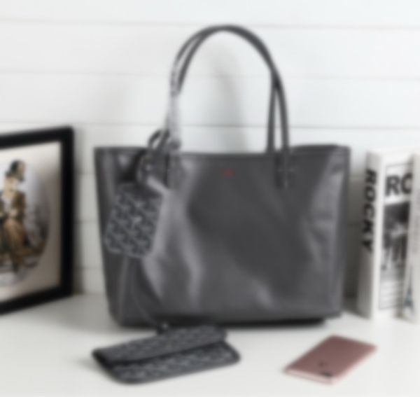 classic goyarrd two face use tote shopping bag,a small snap closure wallet,double handles,come with dust bag 
classic goyarrd two face use tote shopping bag,a small snap closure wallet,double handles,come with dust bag