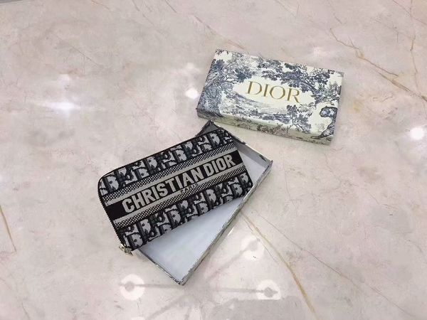 new 2019 fashion men's and women's coin purse clutch clutch wallet zipper bag with box, Silver
new 2019 fashion men's and women's coin purse clutch clutch wallet zipper bag with box, Silver