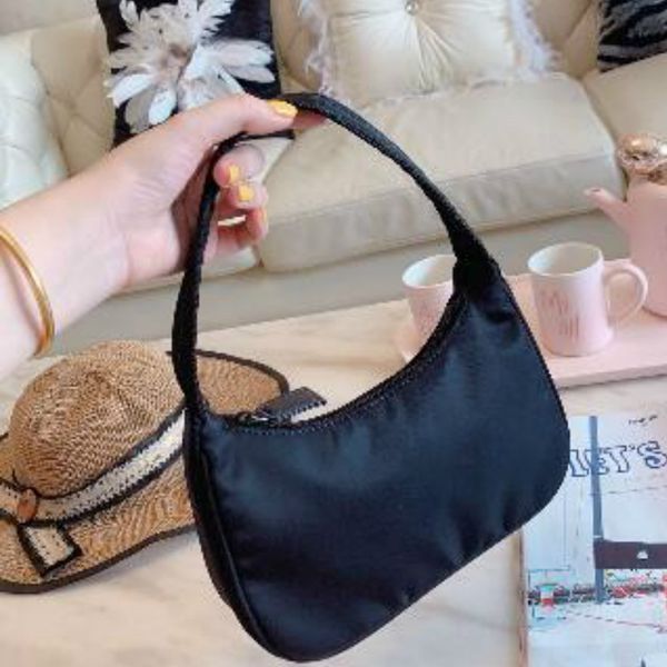 new brand woman bags nylon purse crescent bag match fabric fluorescent tote handbags wallet tote summer bag
new brand woman bags nylon purse crescent bag match fabric fluorescent tote handbags wallet tote summer bag