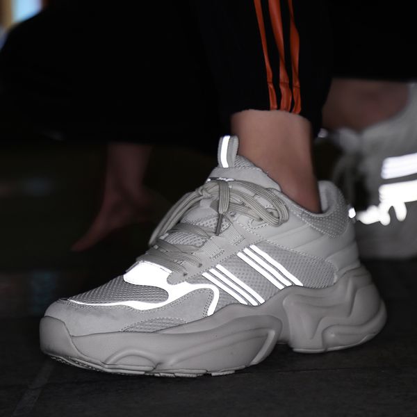 casual dad tide sports men's shoes korean version men's running shoes luminous lightweight wild comfortable sneakers 
casual dad tide sports men's shoes korean version men's running shoes luminous lightweight wild comfortable sneakers