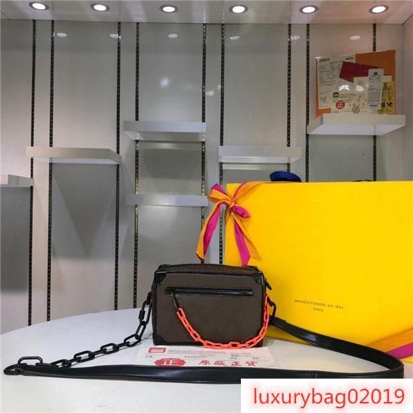 printing with contrast resin chain belt. the shape is exquisite. this charming handbag. angular and elegant
printing with contrast resin chain belt. the shape is exquisite. this charming handbag. angular and elegant