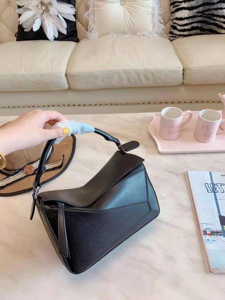 2019 brand fashion designer woman bags fashion versatile shoulder bag elegant understated tote bag gift box
2019 brand fashion designer woman bags fashion versatile shoulder bag elegant understated tote bag gift box