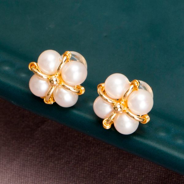 fashion selling clover of four leaves exquisite fashion simple pearl ear stud, Golden;silver
fashion selling clover of four leaves exquisite fashion simple pearl ear stud, Golden;silver