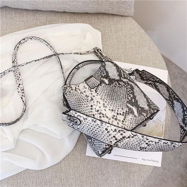 38# women snake pattern fashion shoulder messenger bag casual chain small square bag female wild bolso femenino
38# women snake pattern fashion shoulder messenger bag casual chain small square bag female wild bolso femenino