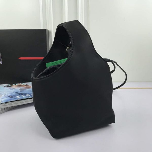 новое прибытие hobo нейлоновая ткань drawstring сумка ручка сумки для женщин с классического цвета и эстрадной узором
новое прибытие hobo нейлоновая ткань drawstring сумка ручка сумки для женщин с классического цвета и эстрадной узором