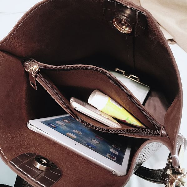 new casual women's crocodile print shoulder bag large capacity crossbody bag pu leather bucket bag handbag
new casual women's crocodile print shoulder bag large capacity crossbody bag pu leather bucket bag handbag