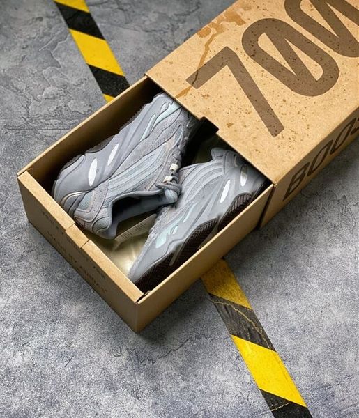 2019 700 kanye west reflective hospital blue running designer sneakers fashion mens women new trainers outdoor shoes
2019 700 kanye west reflective hospital blue running designer sneakers fashion mens women new trainers outdoor shoes