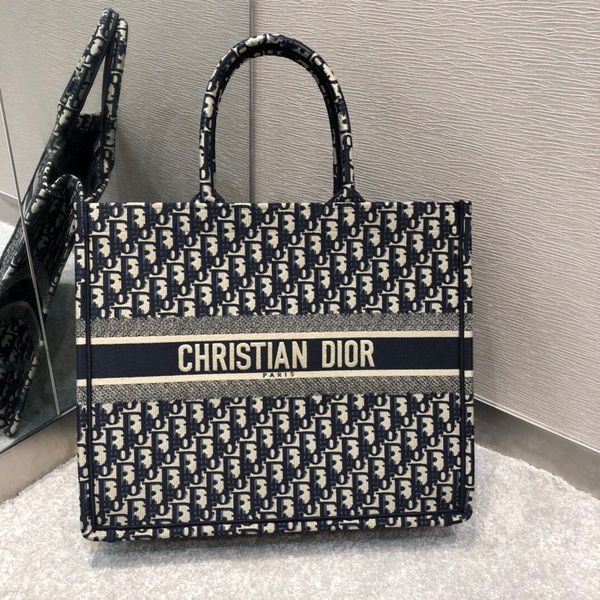 new lady's handbag 7a high-end custom quality large capacity handbag classic blue letters with fashion trend casual style
new lady's handbag 7a high-end custom quality large capacity handbag classic blue letters with fashion trend casual style