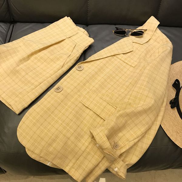 2020 summer new suit suit set women's yellow plaid outer shorts quality women's clothing factory sticker, White;black
2020 summer new suit suit set women's yellow plaid outer shorts quality women's clothing factory sticker, White;black