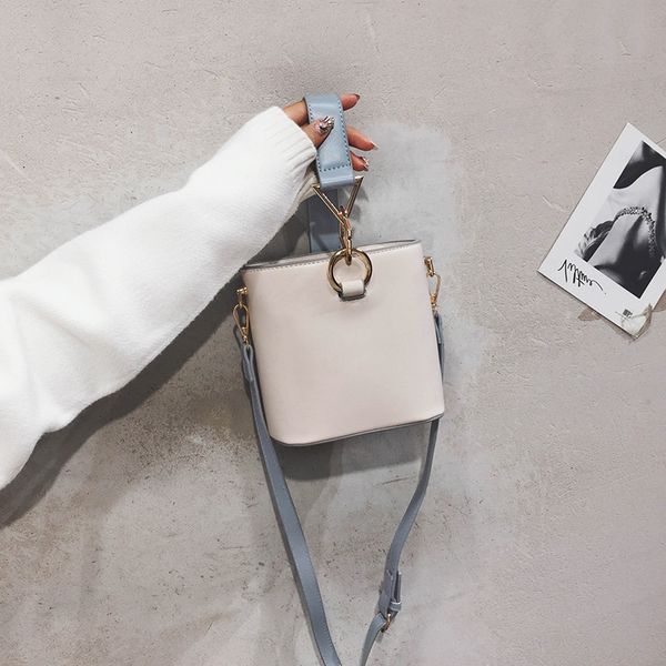 инс новый простой мешок ведро лето битник сумка женская 2020 all-матч плечо/crossbody небольшой мода
инс новый простой мешок ведро лето битник сумка женская 2020 all-матч плечо/crossbody небольшой мода