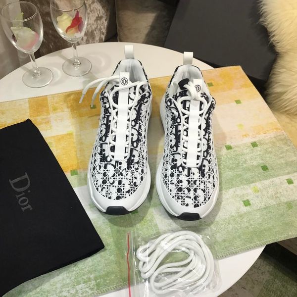 French new white ladies sneakers outdoor ladies running shoes fashion wild women's shoes original box packaging
French new white ladies sneakers outdoor ladies running shoes fashion wild women's shoes original box packaging