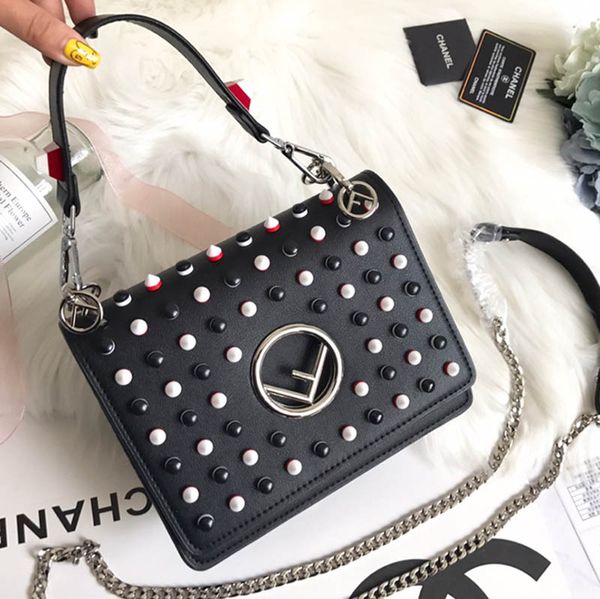 Bolsa de Ombro luxury_sneaker
Bolsa de Ombro luxury_sneaker