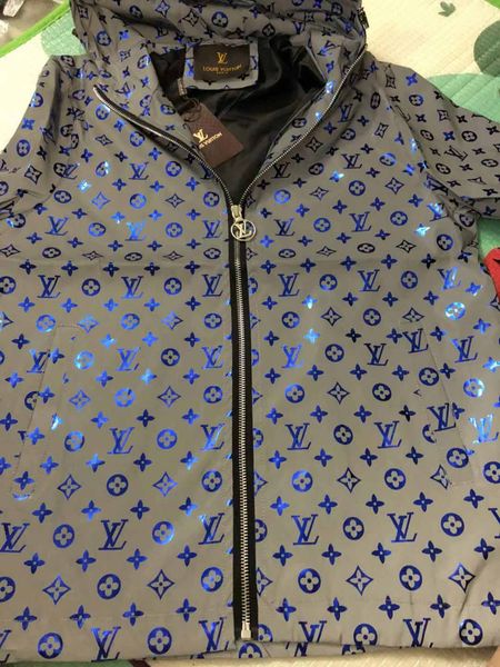 2020ss mens jackets letter reflective material print clothes hooded long sleeve medusa women shirts men women real label tag new, Black;brown
2020ss mens jackets letter reflective material print clothes hooded long sleeve medusa women shirts men women real label tag new, Black;brown
