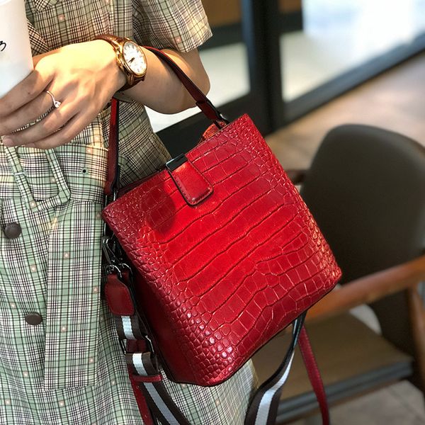 2020 new fashion crocodile pattern cowhide bag large capacity women's shoulder handbag messenger bucket bag
2020 new fashion crocodile pattern cowhide bag large capacity women's shoulder handbag messenger bucket bag