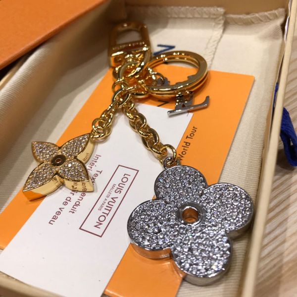 louis vuitton keychain дизайнер новые брелок аксессуары классическая мода брелок для мужчин и женщин кожа письмо шаблон автомобиля брелок с, Silver
louis vuitton keychain дизайнер новые брелок аксессуары классическая мода брелок для мужчин и женщин кожа письмо шаблон автомобиля брелок с, Silver
