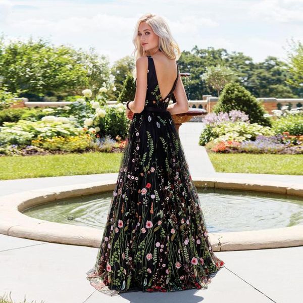 v-neck embroidery long prom dresses black flowers formal dress women party gowns 2020, White;black
v-neck embroidery long prom dresses black flowers formal dress women party gowns 2020, White;black