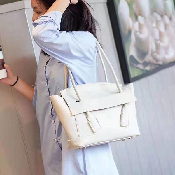 2019 new ladies handbags italian designer designer shoulder bag fashion street style leather to create flip handbag
2019 new ladies handbags italian designer designer shoulder bag fashion street style leather to create flip handbag