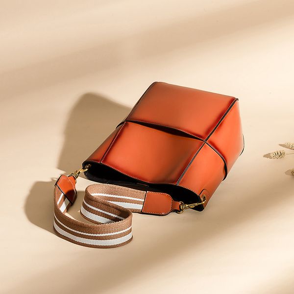 2020 new women's shoulder bag retro leather bucket bag fashion wild large-capacity handbag wide shoulder strap messenger
2020 new women's shoulder bag retro leather bucket bag fashion wild large-capacity handbag wide shoulder strap messenger