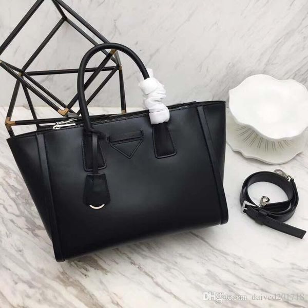 new european style ladies handbag, handbag, single shoulder bag, pure leather, milan model, catwalk fashion design
new european style ladies handbag, handbag, single shoulder bag, pure leather, milan model, catwalk fashion design