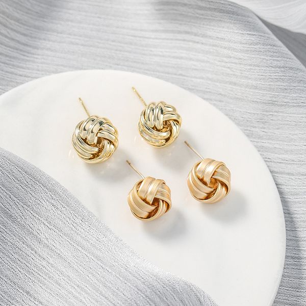 2020 new korea silver needle simple classic kink line regiment minority stud earrings for women girl fashion jewelry accessories, Golden;silver
2020 new korea silver needle simple classic kink line regiment minority stud earrings for women girl fashion jewelry accessories, Golden;silver