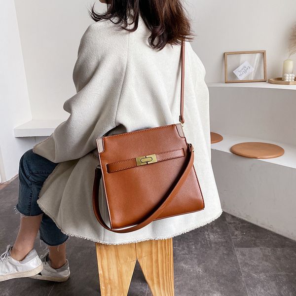 ladies shoulder bag new large bag fashion lock buckle cross retro texture broadband tote
ladies shoulder bag new large bag fashion lock buckle cross retro texture broadband tote