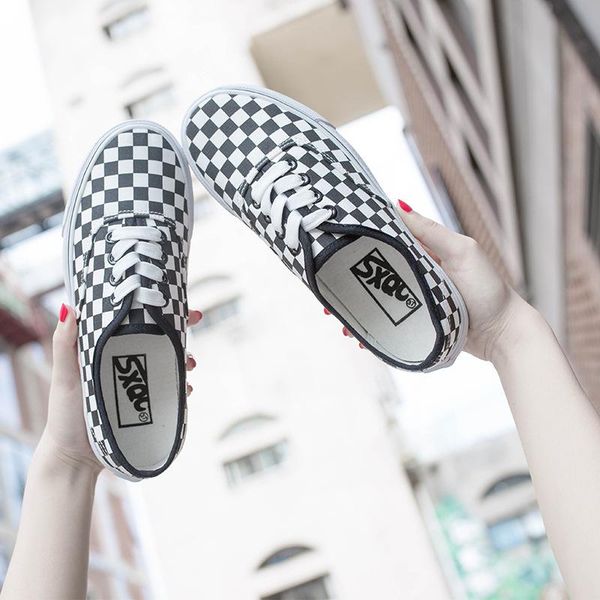 2018 spring and summer new wild student canvas shoes female korean version of black and white lattice skateboard lovers flat
2018 spring and summer new wild student canvas shoes female korean version of black and white lattice skateboard lovers flat