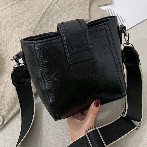 leather bucket shoulder bag for women solid color messenger bag large capacity female hasp retro handbag designer purse
leather bucket shoulder bag for women solid color messenger bag large capacity female hasp retro handbag designer purse