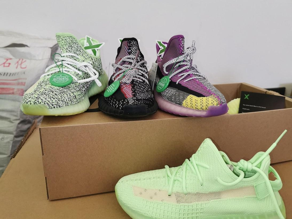 luxury designer men women v2 zebra static yecheil cream sesame kanye west og clay true form yecheil 3m wave shoes sneakers2647#, Black
luxury designer men women v2 zebra static yecheil cream sesame kanye west og clay true form yecheil 3m wave shoes sneakers2647#, Black