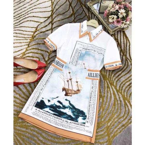 1.11 2020 early spring new fashion vintage contrast color turn-down collar letter print short sleeve blouse + a-line skirt suit, White
1.11 2020 early spring new fashion vintage contrast color turn-down collar letter print short sleeve blouse + a-line skirt suit, White