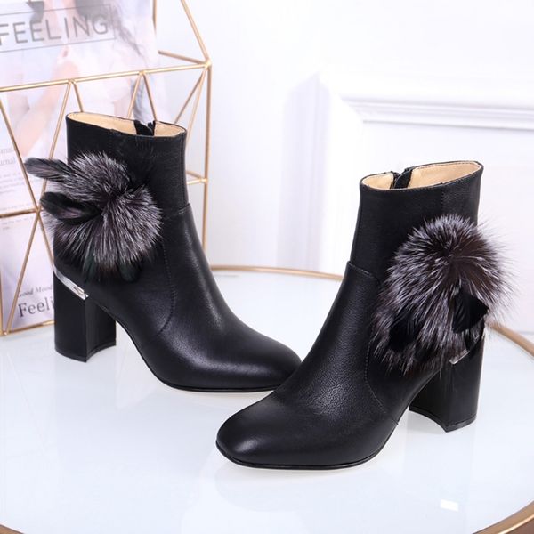 2019 designer women shoes fashion british boots round toe martin boots black zipper fashion embroidered ankle boots size 35-40
2019 designer women shoes fashion british boots round toe martin boots black zipper fashion embroidered ankle boots size 35-40