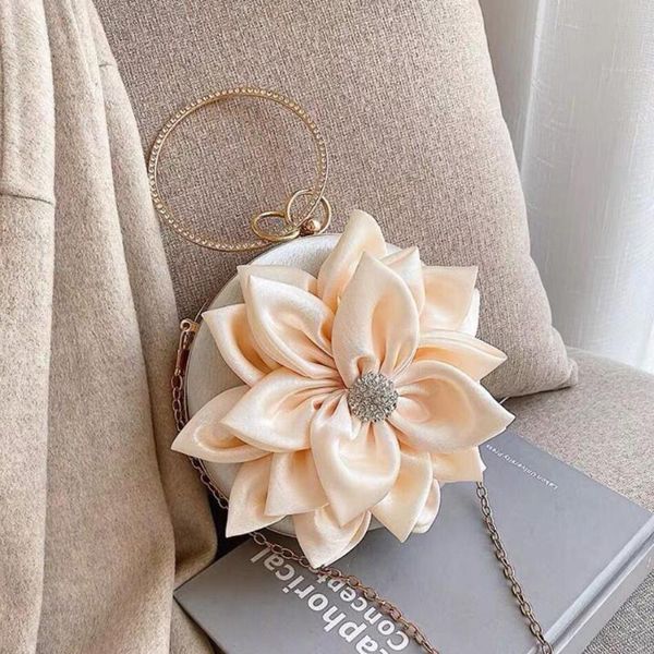gentle lady tote bag with diamond metal ring 2020 fashion new pu leather flower shoulder messenger bag banquet bags
gentle lady tote bag with diamond metal ring 2020 fashion new pu leather flower shoulder messenger bag banquet bags
