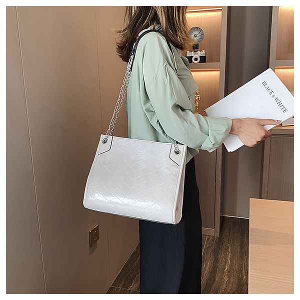 in the summer of 2019 the new one-shoulder tot bag is fashionable and has a large capacity soft leather chain women's bag
in the summer of 2019 the new one-shoulder tot bag is fashionable and has a large capacity soft leather chain women's bag