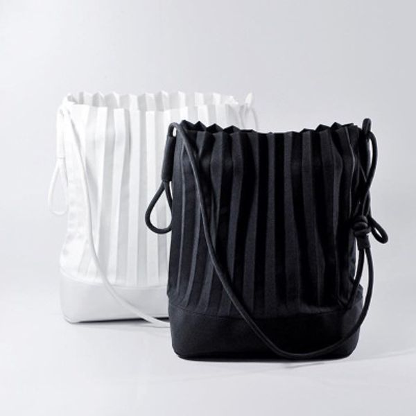 new brand large capacity bucket tote thailand pleated simple travel big bag shopping designer handbags summer
new brand large capacity bucket tote thailand pleated simple travel big bag shopping designer handbags summer