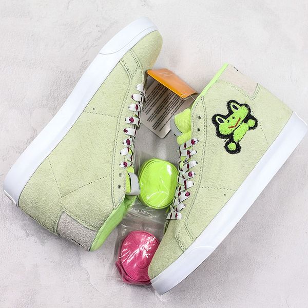 SB High Frog Skateboards Blazer Mid Skateboard Shoes 2019 Fashion Designer Sport Sneakers Green Suede Casual Shoes
SB High Frog Skateboards Blazer Mid Skateboard Shoes 2019 Fashion Designer Sport Sneakers Green Suede Casual Shoes