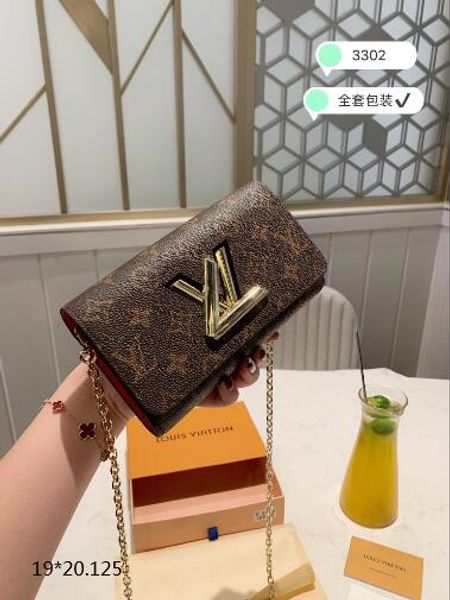 lady's purse, with chain and diagonal span, small in shape, made of epi leather, 19 *10cm in size
lady's purse, with chain and diagonal span, small in shape, made of epi leather, 19 *10cm in size