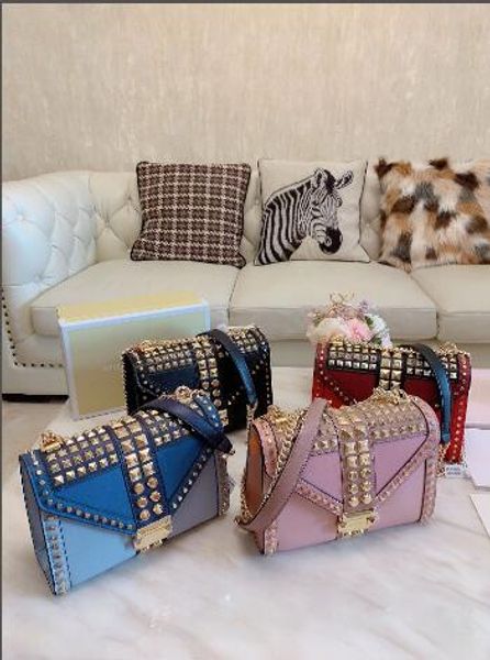 fashion bags pre-autumn 2019 color matching original rivet flap bag single-shoulder bag, napa material size 23 *17cm
fashion bags pre-autumn 2019 color matching original rivet flap bag single-shoulder bag, napa material size 23 *17cm