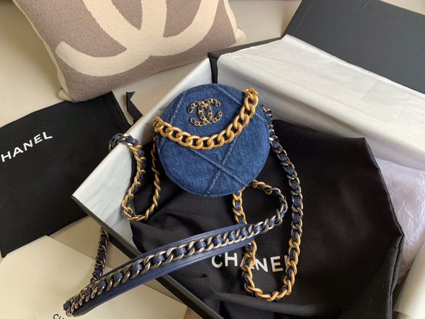 new classic ladies handbag 5a high-end custom quality handbag fashion business casual style gold silver metal accessories with shoulder stra
new classic ladies handbag 5a high-end custom quality handbag fashion business casual style gold silver metal accessories with shoulder stra