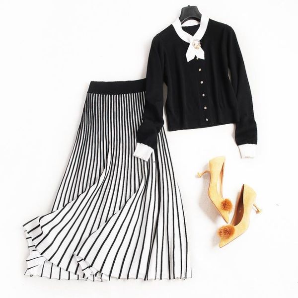autumn 2019 new european and american women's wear pleated skirt long-sleeved beaded sweater fashion knitted suit, White
autumn 2019 new european and american women's wear pleated skirt long-sleeved beaded sweater fashion knitted suit, White