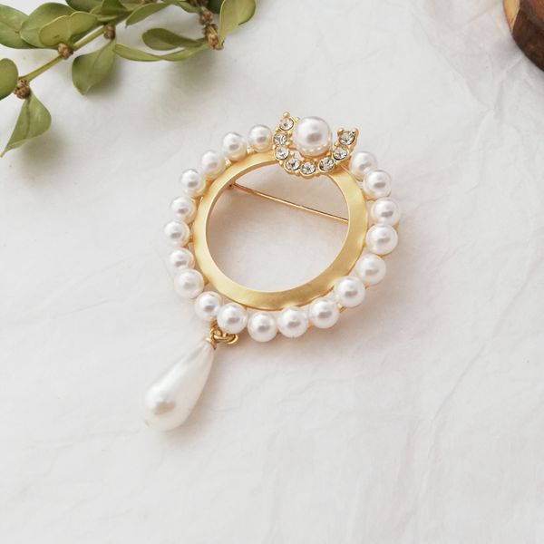 simple style round circle pearl brooch pins with pearl pendant women circle long tassel brooch suit lapel pin for gift party gold silver, Gray
simple style round circle pearl brooch pins with pearl pendant women circle long tassel brooch suit lapel pin for gift party gold silver, Gray
