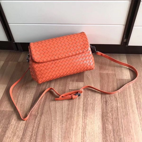 classic selling ladies handbags italian designer cross-body bag high-end custom hand-woven soft feel lady's mouth cover
classic selling ladies handbags italian designer cross-body bag high-end custom hand-woven soft feel lady's mouth cover
