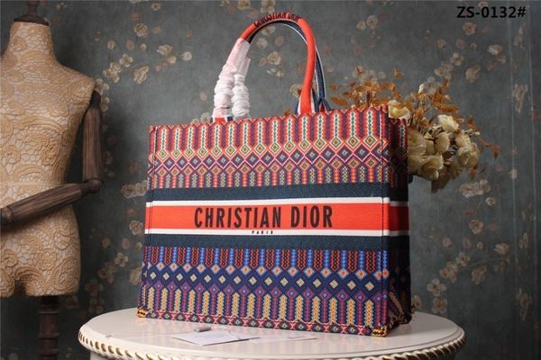 Women's handbag 2019 new retro unique personality design makes people's eyes bright material is also the best quality assurance
Women's handbag 2019 new retro unique personality design makes people's eyes bright material is also the best quality assurance